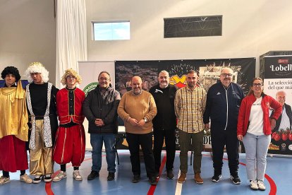 Los reyes junto a los directivos de la AAFS, alcaldes y representantes del club local.