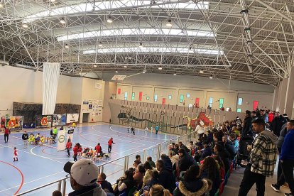 Mucho público en la grada del Pabellón de Dalías.