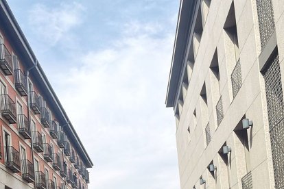 Saliendo de la plaza mayor de Leganés, durante todo el recorrido los vecinos acudían a sus ventanas para ver lo que sucedía.