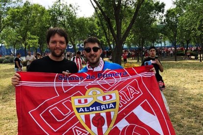 Allí me topé con el gran Rodrigo Fáez, que posaba con la bandera de la UD Almería.