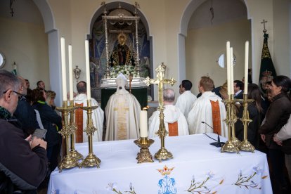 Un momento de la misa en la ermita de Torregarcía, presidida por el obispo de la Diócesis de Almería, Antonio Gómez Cantero.