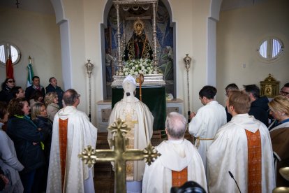 Un momento de la misa en la ermita de Torregarcía, presidida por el obispo de la Diócesis de Almería, Antonio Gómez Cantero.
