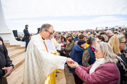 Un momento de la misa en la ermita de Torregarcía, presidida por el obispo de la Diócesis de Almería, Antonio Gómez Cantero.