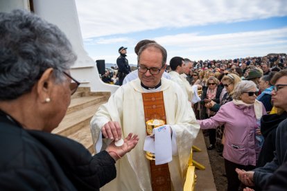 Un momento de la misa en la ermita de Torregarcía, presidida por el obispo de la Diócesis de Almería, Antonio Gómez Cantero.
