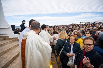Un momento de la misa en la ermita de Torregarcía, presidida por el obispo de la Diócesis de Almería, Antonio Gómez Cantero.