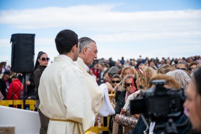 Un momento de la misa en la ermita de Torregarcía, presidida por el obispo de la Diócesis de Almería, Antonio Gómez Cantero.