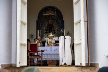 Un momento de la misa en la ermita de Torregarcía, presidida por el obispo de la Diócesis de Almería, Antonio Gómez Cantero.