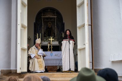 Un momento de la misa en la ermita de Torregarcía, presidida por el obispo de la Diócesis de Almería, Antonio Gómez Cantero.
