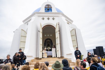 Un momento de la misa en la ermita de Torregarcía, presidida por el obispo de la Diócesis de Almería, Antonio Gómez Cantero.