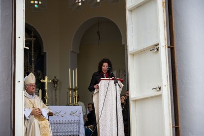 Un momento de la misa en la ermita de Torregarcía, presidida por el obispo de la Diócesis de Almería, Antonio Gómez Cantero.