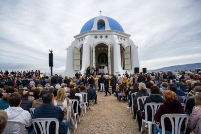 Multitudinaria misa a las puertas de la ermita de Torregarcía en una mañana nublada.