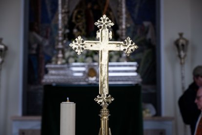 Detalle del interior de la ermita de Torregarcía minutos antes de la misa.
