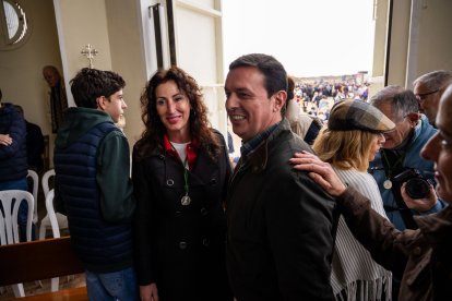 Saludos en la llegada de los representantes institucionales a la ermita de Torregarcía.