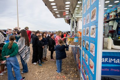 Colas en los distintos puestos instalados con motivo de la Romería de Torregarcía.