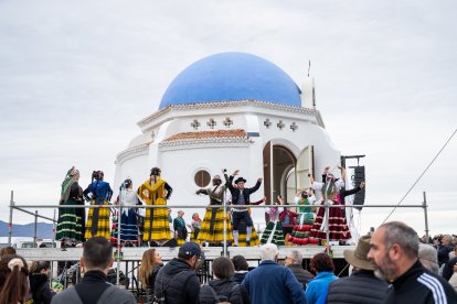 Actuación de música y baile tradicional en la jornada de la romería de Torregarcía, junto a la ermita de la Virgen del Mar.