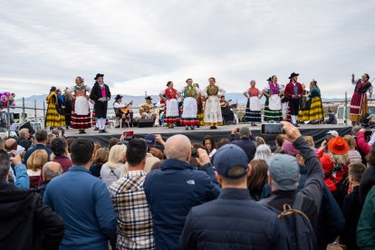 Actuación de música y baile tradicional en la jornada de la romería de Torregarcía, junto a la ermita de la Virgen del Mar.