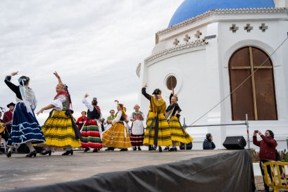 Actuación de música y baile tradicional en la jornada de la romería de Torregarcía, junto a la ermita de la Virgen del Mar.