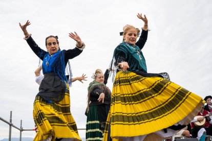 Actuación de música y baile tradicional en la jornada de la romería de Torregarcía, junto a la ermita de la Virgen del Mar.