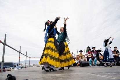 Actuación de música y baile tradicional en la jornada de la romería de Torregarcía, junto a la ermita de la Virgen del Mar.