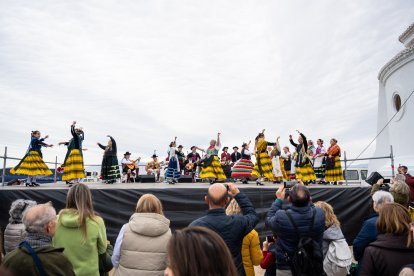Actuación de música y baile tradicional en la jornada de la romería de Torregarcía, junto a la ermita de la Virgen del Mar.