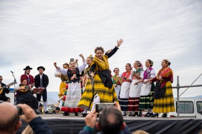 Actuación de música y baile tradicional en la jornada de la romería de Torregarcía, junto a la ermita de la Virgen del Mar.