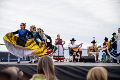 Actuación de música y baile tradicional en la jornada de la romería de Torregarcía, junto a la ermita de la Virgen del Mar.