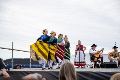 Actuación de música y baile tradicional en la jornada de la romería de Torregarcía, junto a la ermita de la Virgen del Mar.