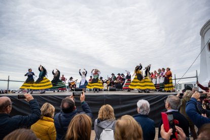 Actuación de música y baile tradicional en la jornada de la romería de Torregarcía, junto a la ermita de la Virgen del Mar.
