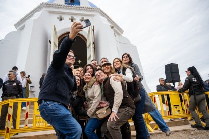 El equipo del gobierno municipal, haciéndose un selfi a las puertas de la ermita de Torregarcía.