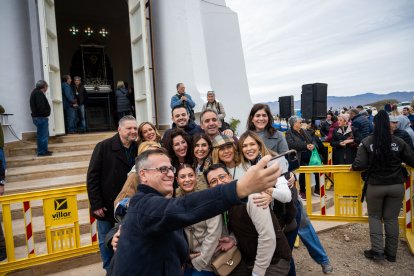 El equipo del gobierno municipal, haciéndose un selfi a las puertas de la ermita de Torregarcía.