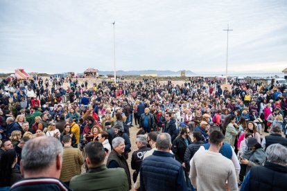 Una multitud esperaba la llegada de la Virgen del Mar a la ermita de Torregarcía.