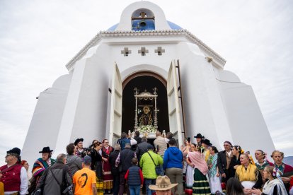 La imagen vicaria de la Virgen del Mar, ya en el interior de la ermita de Torregarcía.