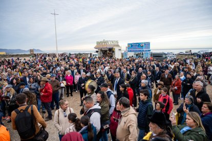 Cientos de personas, a las puertas de la ermita de Torregarcía, esperando la llegada de la Virgen del Mar.