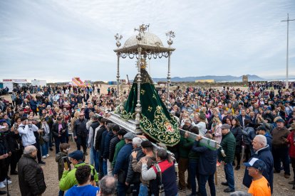 La Virgen del Mar, ante una multitud de devotos, en su llegada a la ermita de Torregarcía con motivo de la Romería.