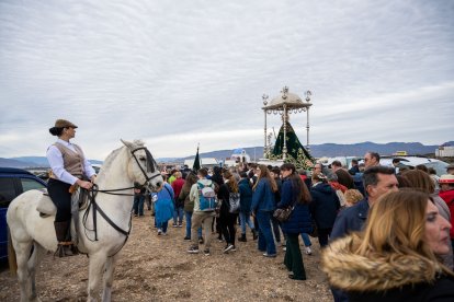 Llegada de la Virgen del Mar al paraje de Torregarcía, recibida por caballistas en la playa.