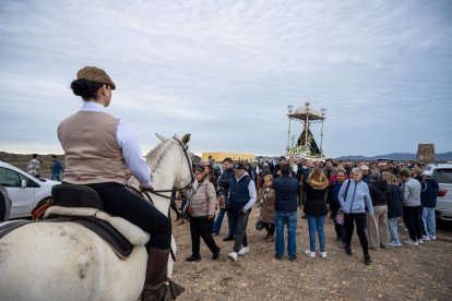 Llegada de la Virgen del Mar al paraje de Torregarcía, recibida por caballistas en la playa.