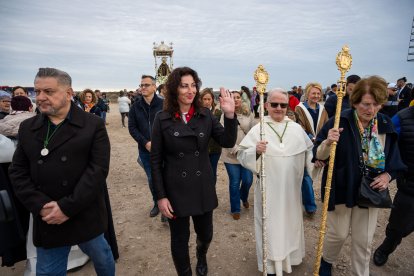 La alcaldesa, concejales, y el prior de los dominicos, junto a la Virgen del Mar en su llegada a la playa de Torregarcía.