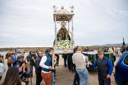 La Virgen del Mar, en su llegada a la playa de Torregarcía en la romería de 2025.