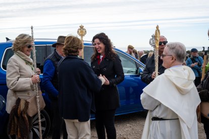Saludo de la alcaldesa a la anterior hermana mayor, Concha Alarcón.