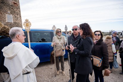 A la espera de la llegada de la Virgen del Mar al paraje de Torregarcía.