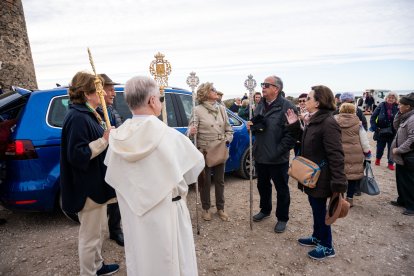 A la espera de la llegada de la Virgen del Mar al paraje de Torregarcía.
