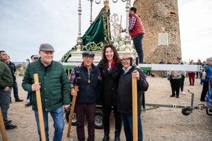 Llegada de la Virgen del Mar a la playa de Torregarcía. La alcaldesa, junto a los horquilleros de la Virgen.