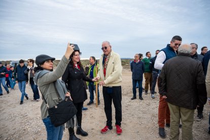 La alcaldesa, junto a los horquilleros de la Virgen del Mar.