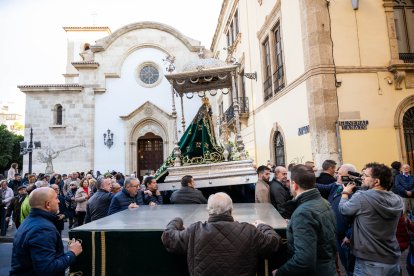 Salida de la Virgen del Mar desde el Santuario tras la misa de romeros con la que arrancó la Romería.