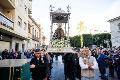 Salida de la Virgen del Mar desde el Santuario tras la misa de romeros con la que arrancó la Romería.