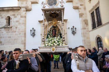 Salida de la Virgen del Mar desde el Santuario tras la misa de romeros con la que arrancó la Romería.
