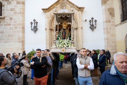 Salida de la Virgen del Mar desde el Santuario tras la misa de romeros con la que arrancó la Romería.