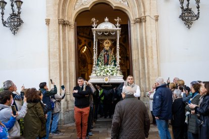 Salida de la Virgen del Mar desde el Santuario tras la misa de romeros con la que arrancó la Romería.