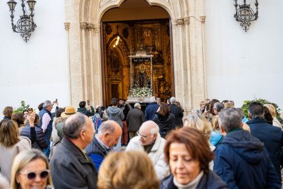 Salida de la Virgen del Mar desde el Santuario tras la misa de romeros con la que arrancó la Romería.