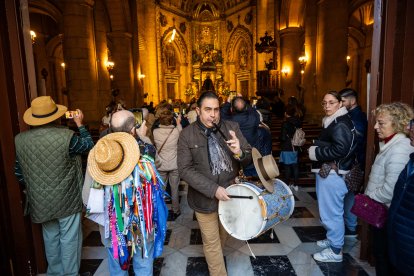 Salida de la Virgen del Mar desde el Santuario tras la misa de romeros con la que arrancó la Romería.